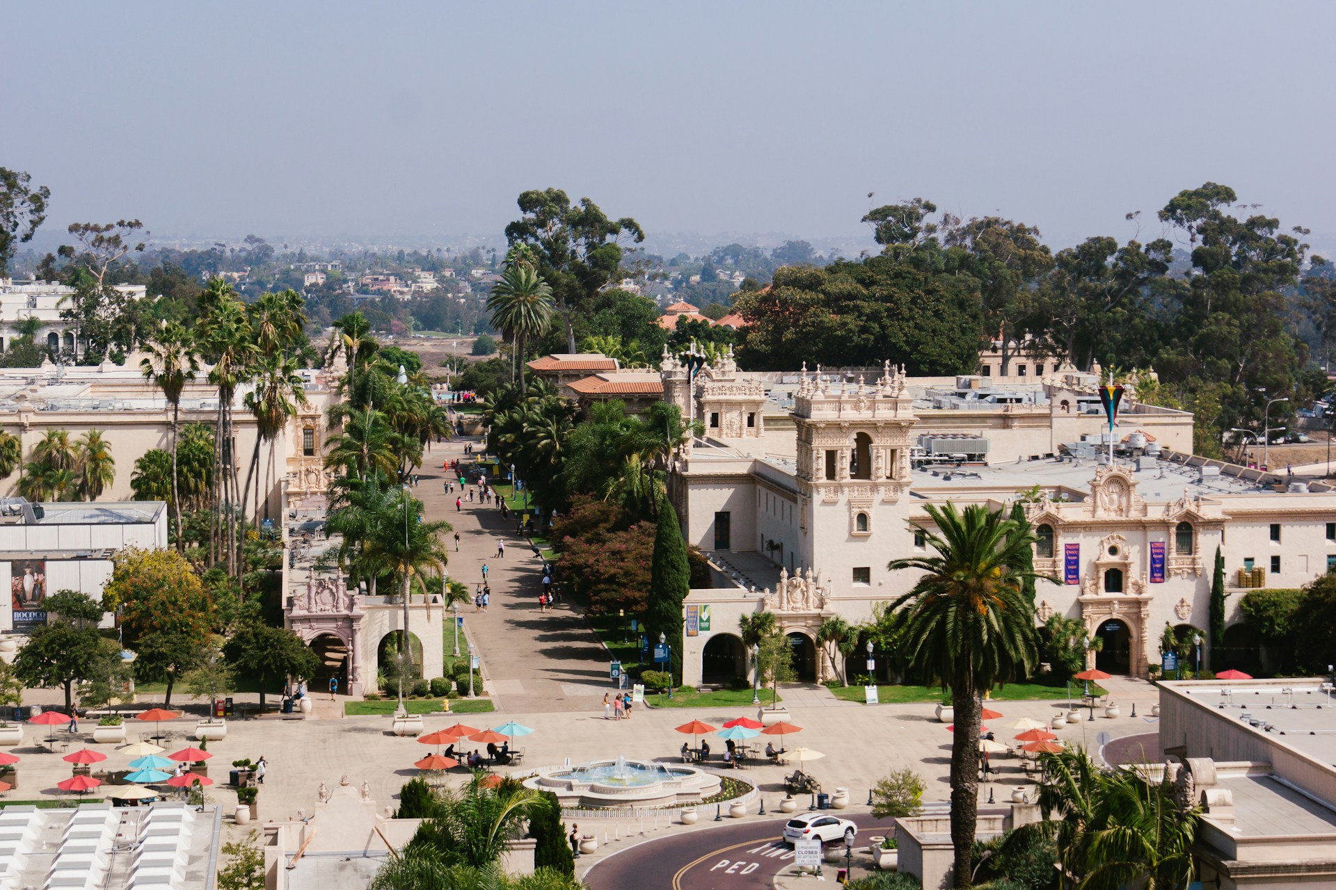 Vista aérea del Balboa Park con arquitectura de estilo español y jardines.