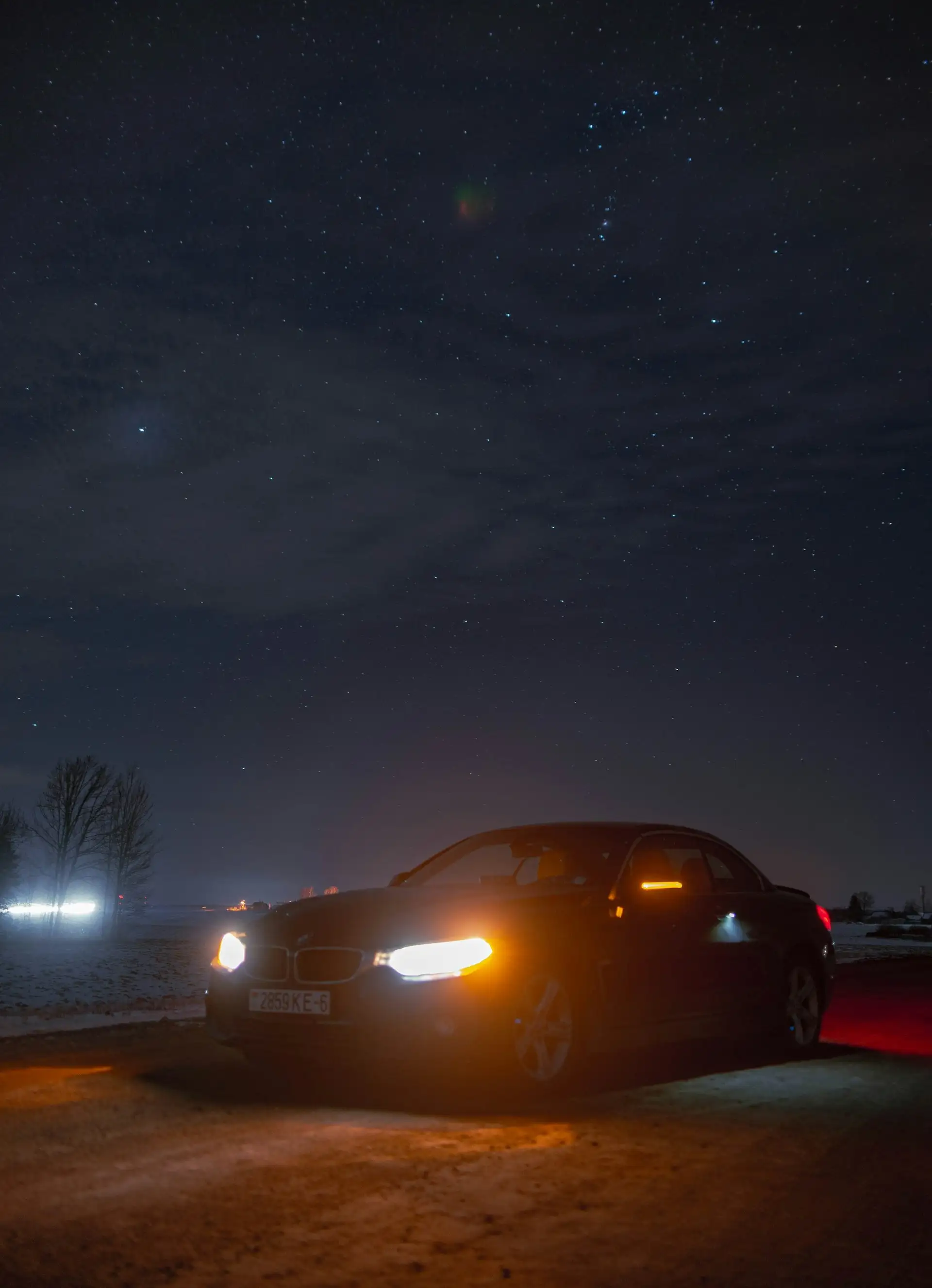 Coche negro en carretera de noche