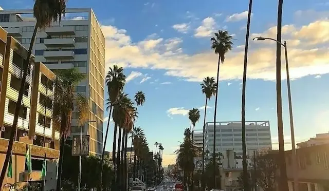Tiendas rústicas y pasarelas de madera en Old Town Calabasas.