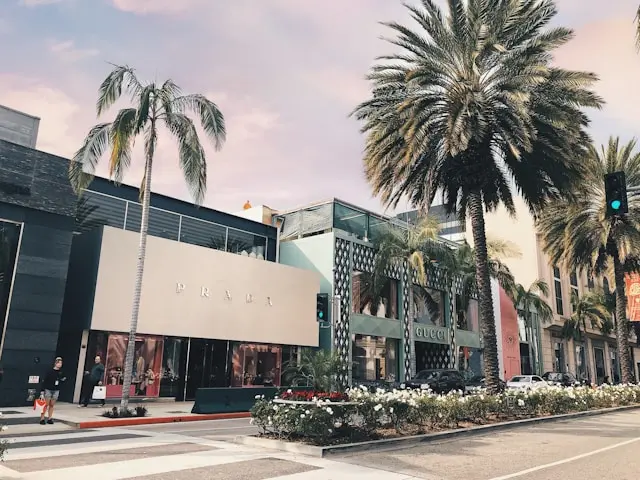 Tiendas de lujo a lo largo de Rodeo Drive en Beverly Hills.