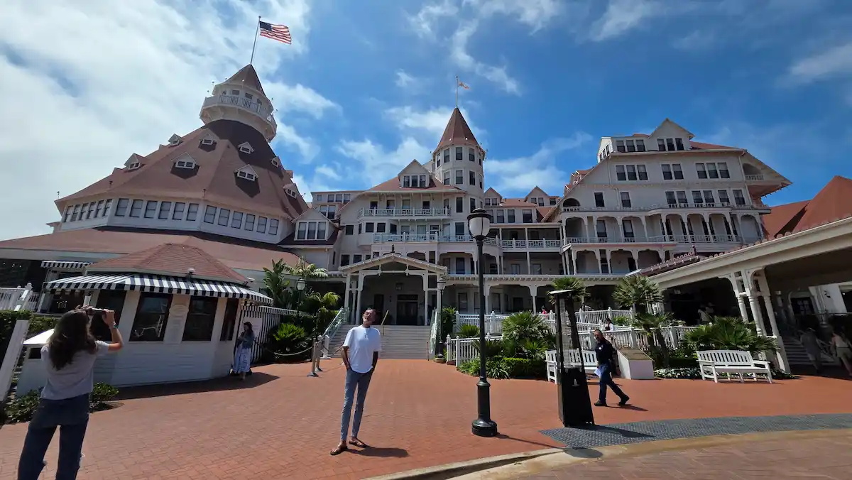 Icónico Hotel del Coronado con sus torretas rojas frente al Pacífico.