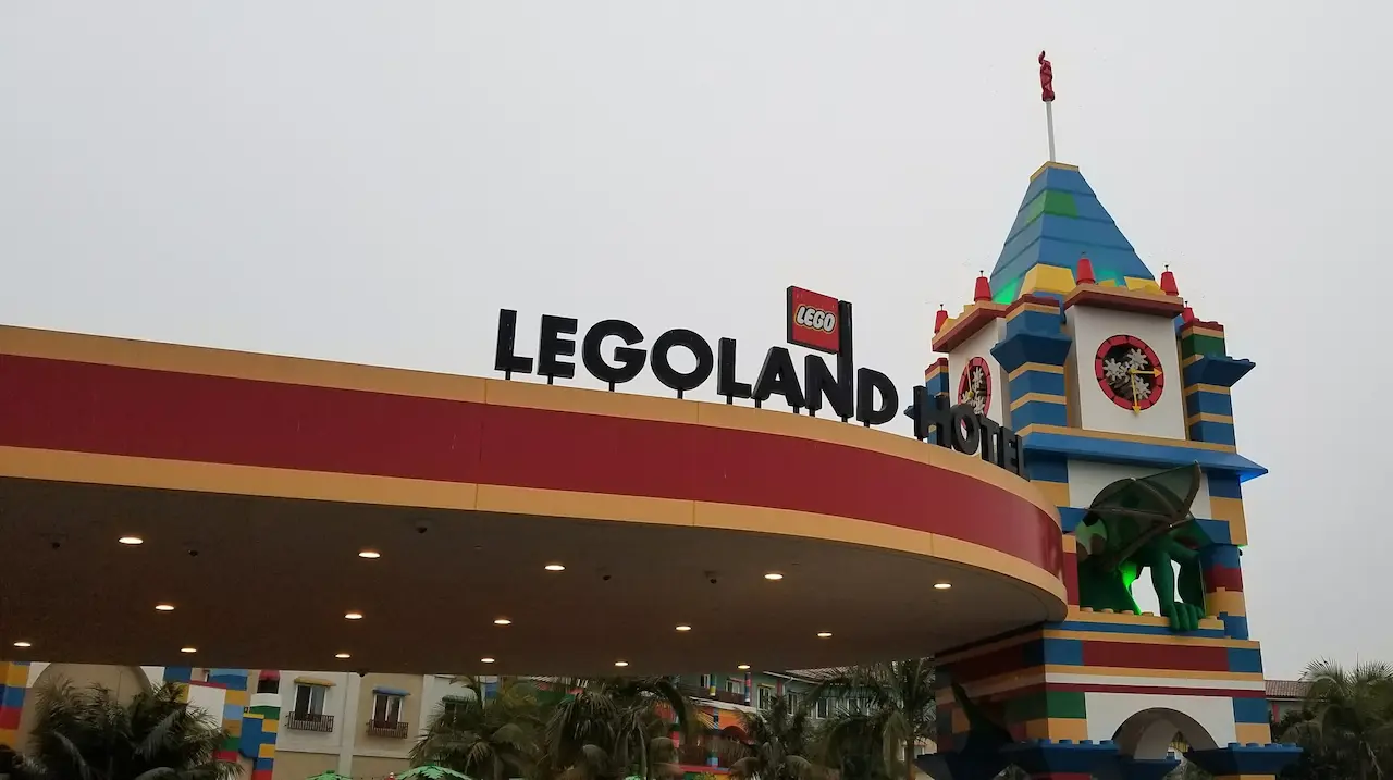 Entrada de LEGOLAND California Resort con coloridas estructuras de LEGO.
