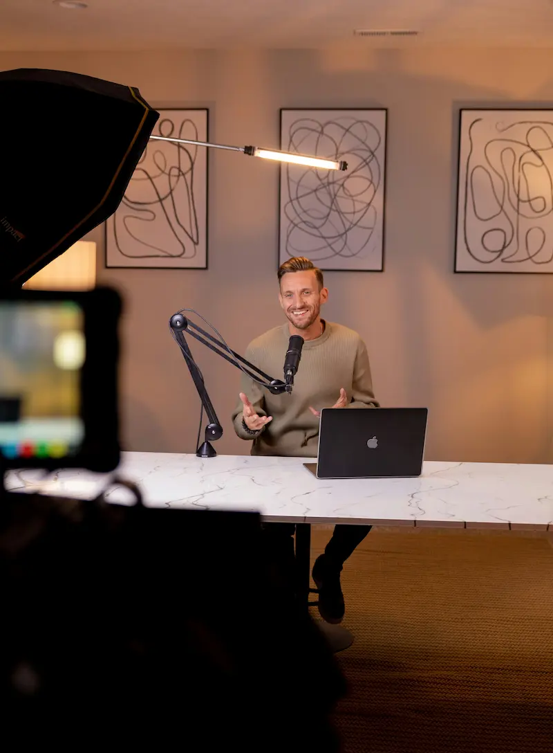 Figura pública saliendo de un coche negro cerca de la zona de prensa en un evento