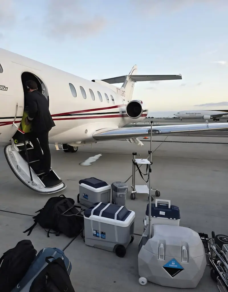 Equipo médico de trasplante siendo transportado por coche con chófer en San Diego